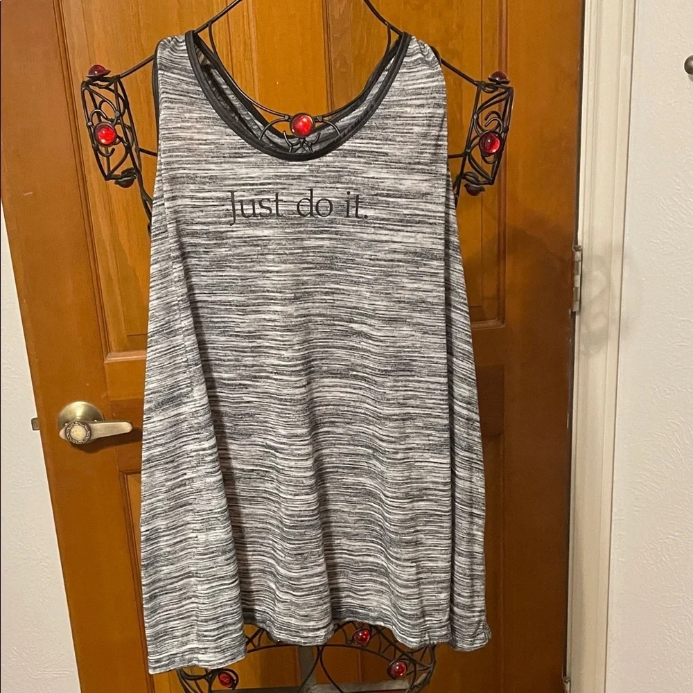 🏃‍♀️🏃‍♀️🏃‍♀️3 for 12$🏃‍♀️🏃‍♀️🏃‍♀️Nike Women's Black and White Striped Tank Top
